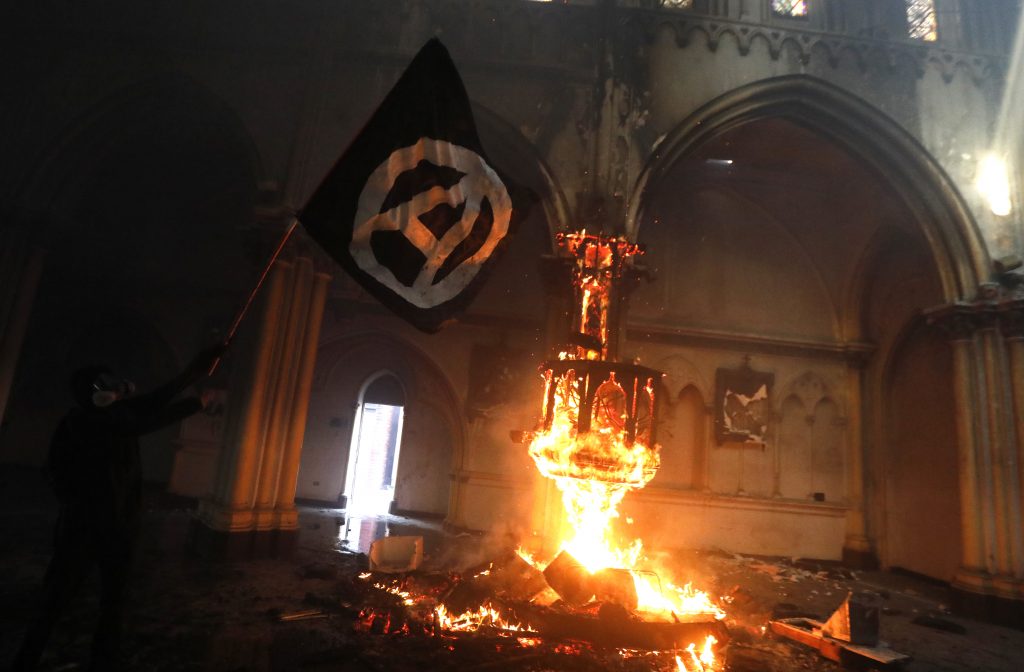 Tribunal declara culpable a imputado por quemar la Iglesia de Carabineros: Fiscalía pide 14 años de presidio