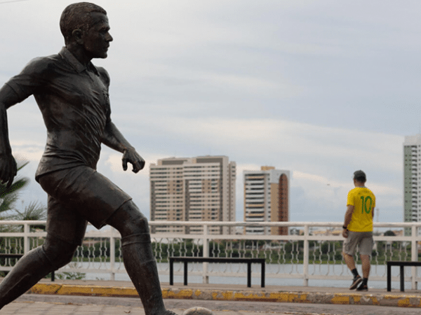 Tras salir de prisión: retiran estatua de Dani Alves en su ciudad natal