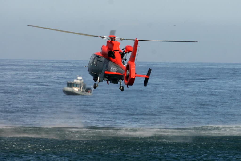 Funcionaria de la Armada cayó desde un helicóptero en playa de Viña del Mar