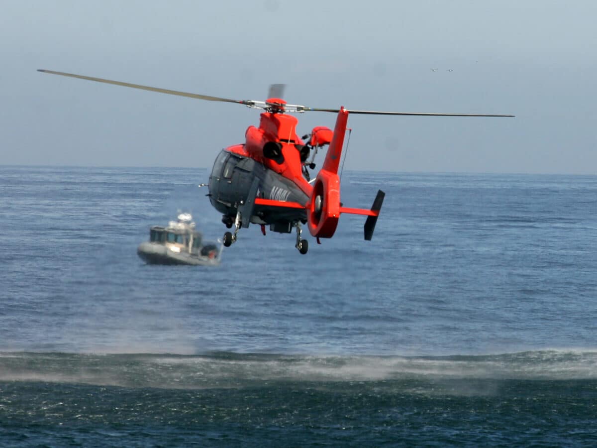 Funcionaria de la Armada cayó desde un helicóptero